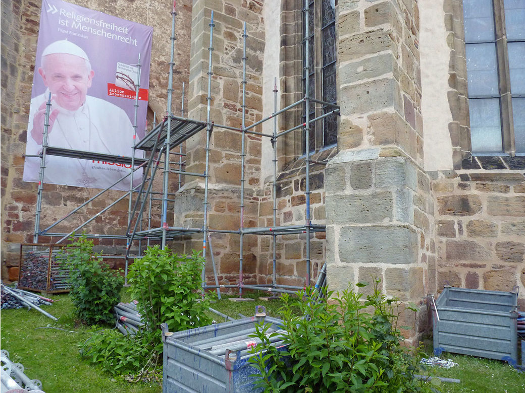 Einrüstung von St. Crescentius an der Südseite (Foto: Karl-Franz Thiede)